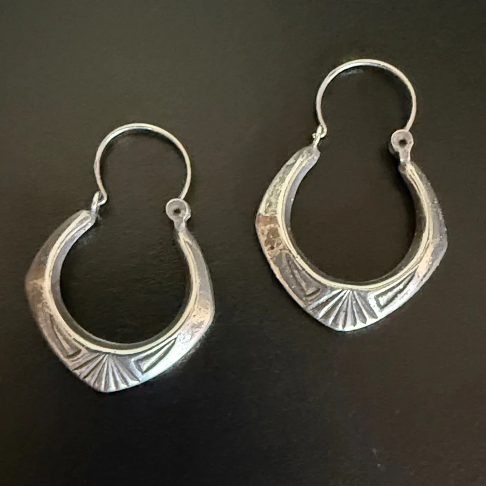 Vintage Handmade Silver Hoop Earrings with hammered detail - Picture 1 of 11